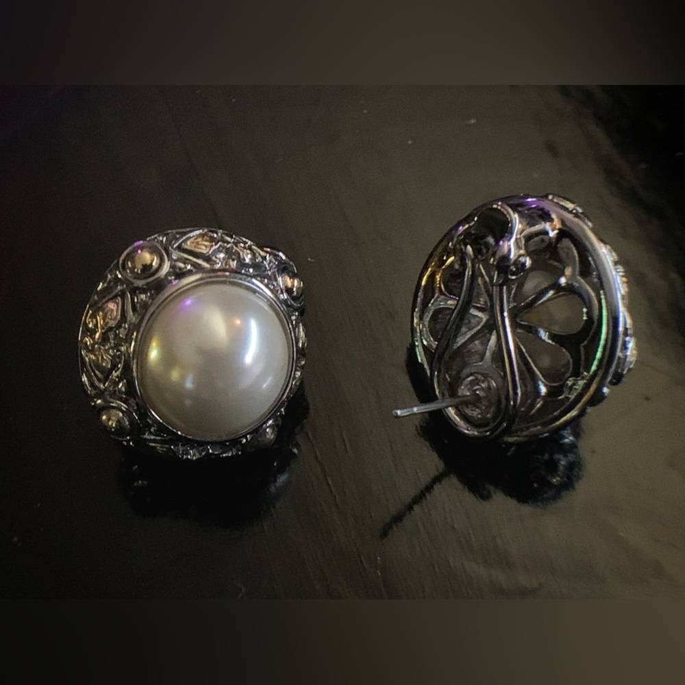 Vintage style chunky pearl stud earrings